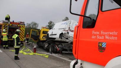 Bild: za
Ein Laster droht nach einem Unfall auf der A93 nach der Autobahnausfahrt Luhe-Wildenau in Richtung Süden umzukippen. Die Bergungsarbeiten dauern an.