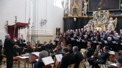Bild: kgg
Der Chor der Basilika und das große Ensemble vorm Hochaltar in der Basilika unter Leitung von Hans Berger (links)