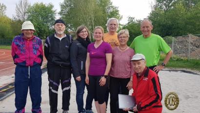 Bild: eku
Die Teilnehmer stellen sich bei der Eröffnung der Herausforderung Sportabzeichen.