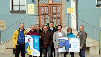 Bild: jma
Bei der Europawahl die Stimme abgeben, dazu fordern zusammen mit Tobias Gotthardt (Dritter von rechts) Karl Lorenz, Wolfgang Graser, Gerhard Stümpfl, Manfred Plößner, Bernhard Schmidt (von links) sowie Holger Götz und Elisabeth Gottsche (von rechts) die Wähler auf.