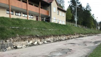 Bild: eig
Während der Gemeinderat die Gewerke für die Sportplatzsanierung vergibt, brechen die Mitglieder des Sportvereins in Eigenarbeit die Mauer an der Laufbahn ab.