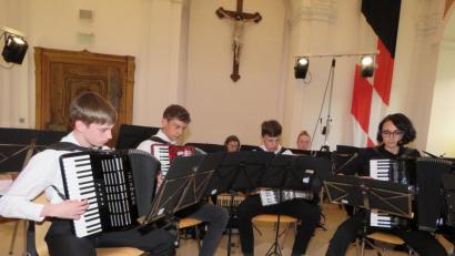 Bild: ubb
Den Auftakt machte das Akkordeonquintett, rechts Leiteriin Viktoria Obermaier.