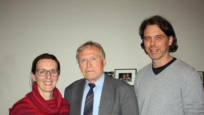 Bild: zer
Georg Lindner übergibt die Spende an Dr. Margarete Pickert und Matthias Rössle.