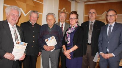 Bild: kro
Ehemalige Vorstandsmitglieder des Fördervereins Maria Loreto wurden zu Ehrenmitglieder ernannt. Von links Manfred Neumann, Zweiter Vorsitzender Robert Treml, Hermann Zeidler, Ferdinand Vogl, Vorsitzende Ulrika Hart, Wilfried Stingl und Bürgermeister Bernd Sommer.