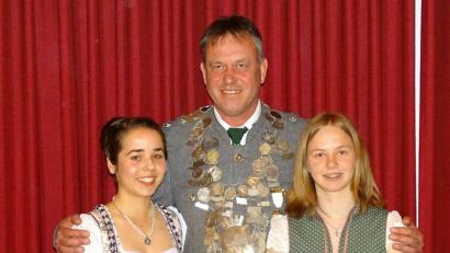 Bild: kk
Zweiter Ritter Sophia Grötsch, Gau-König Karl Kroner und Lisa Raß (von links).