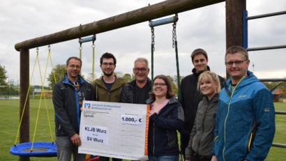 Bild: szl
Die KLJB Wurz spendet 1000 Euro an den SV Wurz. Im Bild (von links) SV-Vorsitzender Andreas Fütterer, KLJB-Vorsitzender Andreas Ernsberger, SV-Kassier Heinz Siebert, KLJB-Vorsitzende Luzia Wittmann sowie Vereinsmitglieder bei der Übergabe.