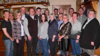 Bild: nid
Thomas Schwingl (vorne, Dritter von links) als Vorsitzender und Birgitt Elsner (vorne, Vierte von links) als zweite Vorsitzende stehen neu an der Spitze der Kolpingsfamilie Oberviechtach.