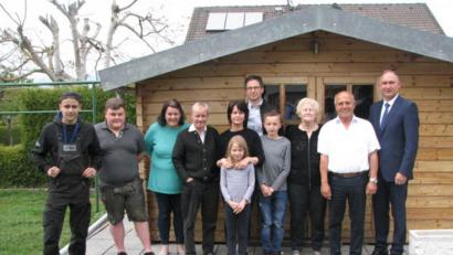 Bild: knh
Im Kreise ihrer Familie feiern Gunda und Edwin Nikolitz (Zweite und Dritter von rechts) goldene Hochzeit. Bürgermeister Richard Kammerer (rechts) gratuliert im Namen der Gemeinde.