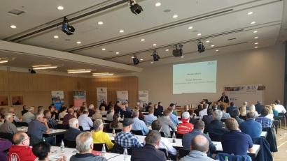 Bild: exb
Der Sportkreis Weiden-Neustadt besteht aus 161 Sportvereinen mit über 52000 Mitgliedern. Davon kamen circa 130 Vertreter in der Max-Reger-Halle zusammen, um sich bei Vorträgen und Workshops mit der BLSV-Führung aus München auszutauschen.