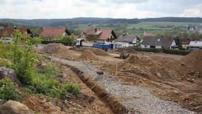 Bild: frd
Im neuen Baugebiet „Am Waldfrieden-Leinhartl“ laufen die Erschließungsmaßnahmen auf vollen Touren. Auch die Baukonjunktur in der Gemeinde Teunz hat tüchtig angezogen.
