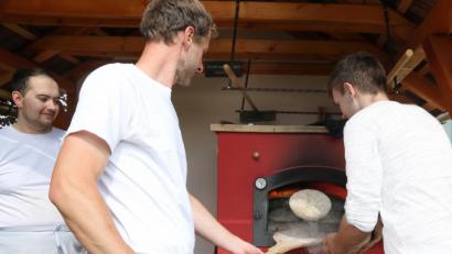 Bild: exb
Lehrlinge backen Holzofenbrote wie zu Großvaters Zeiten.