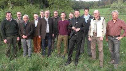 Bild: exb/F. Borkner
Zusammen mit Landrat Thomas Ebeling (Vierter von rechts) und Daniel Thurner (Bauamt Amberg-Sulzbach, Sechster von rechts), besichtigten MdL Alexander Flierl (CSU, Sechster von links) und die weiteren Diskussionsteilnehmer eine Ausgleichsfläche bei Obermurach.