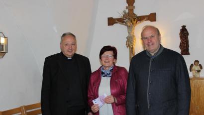 Bild: heb
Den Erlös des Fastenessens in Höhe von 1000 Euro spendete die KAB Tirschenreuth an das Hilfswerk Misereor. Stadtpfarrer Georg Flierl (links) nahm die Spende von den KAB-Vorsitzenden Rita Kraus und Thomas Pinzer entgegen und wird diese weiterleiten.