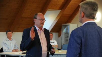Bild: gf
Bürgermeister Roger Hoffmann (rechts) vereidigte Manfred Birner.