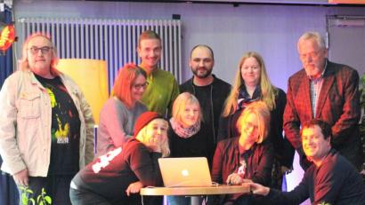 Bild: Dagmar Williamson, dwi
Werner Konheiser, Anne Kuchler, Delf Dudlitz, Roland Hindl, Claudia Globisch, Wolfgang Schlüter (hinten von rechts), Cindy Michel, Tanja Dandorfer, Gina Uber und Juba Akili stehen stellvertretend für alle Organisatoren des Festes der Demokratie. Die Referenten sprechen über den Klimawandel, den politischen Rechtsruck, den Arbeitsalltag von Journalisten und über die Rolle der sozialen Netzwerke.