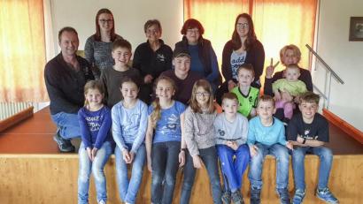 Bild: fjo
Magdalena Mensch (hinten, Zweite von links) hat sich mit der "Kinderwerkstatt" einen lang gehegten Wunsch erfüllt.