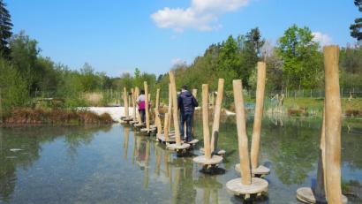 Bild: bl
Übers Wasser balancieren: Das probieren im Erlebnispark Wasser-Fisch-Natur Kinder und Erwachsene gerne aus.