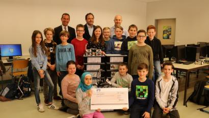 Bild: exb
Ein symbolischer Scheck zeigte an, dass das Schwandorfer Gymnasium 5000 Euro von der Volksbank Raiffeisenbank Regensburg-Schwandorf als Spende erhalten hat.