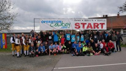 Bild: gz
Die Staffelläufer mit den Bürgermeistern, Musikern und Organisatoren vor dem Start am Tannenhof bei Eslarn.