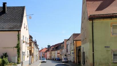 Bild: njn
Beim "Tag der Städtebauförderung" steht die Bräugasse mit dem der (von links) Zoiglstub´n "Zum Meislbeck" und der Alten Schmiede, die zu einem Dokumentationszentrum umgebaut werden soll sowie dem zukünftigen "Bürgerhaus" (rechtes Eckhaus).
