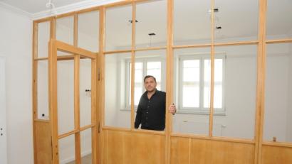 Bild: ge
Die Holz-Elemente aus Eiche sind aufbereitet und werden in die neuen Verwaltungsräume integriert. Ludwig Hetzenegger siedelt hier die Buchhaltung seiner Firmen an.