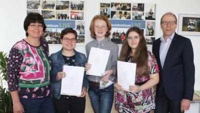 Bild: lg
Schulleiter Ludwig Pfeiffer und Fachbetreuerin Monika Krauß gratulierten den erfolgreichen Latein-Assen (von links) Andrea Schneeberger, Emil Thomsen und Alexandra Pogoda.