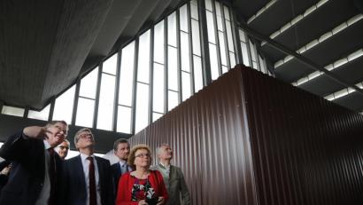 Bild: Wolfgang Steinbacher
Bayerns Minister für Wissenschaft und Kunst, Bernd Sibler, (Dritter von links) lässt sich die besondere Architektur der Amberger Glaskathedrale von Oberbürgermeister Michael Cerny (links) zeigen.