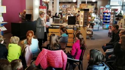 Bild: Andreas Fröhlich
Die Klasse 5b des Gymnasiums besuchte in Begleitung ihres Deutschlehrers Andreas Fröhlich die Buchhandlung Westiner und erhielt dort neben zahlreichen Informationen rund um den Buchhandel ein spannendes Geschenk.
