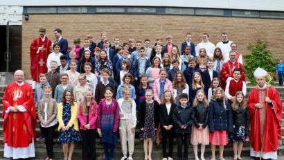 Bild: ads
58 junge Christen aus den Pfarreien St. Michael und St. Georg empfingen am Wochenende von Weihbischof Reinhard Pappenberger (rechts) das Sakrament der Firmung in der Pfarrkirche St. Michael.