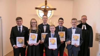 Bild: ils
Die Konfirmanden bringen sich in der Kirchengemeinde ein. Das ist gut so, wie Pfarrer Manuel Sauer (rechts) hervorhebt. Denn auch der Glaube brauche Training.