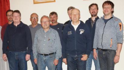 Bild: weu
Gerhard Ruhland (Dritter von rechts) bleibt weiterhin Vorsitzender des „Stammtisch Dieterskirchen“ und führt die Geschicke des Vereins mit seiner bewährten Vorstandschaft.