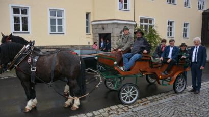 Bild: jr
Mit einer Pferdekutsche wird Werner Keisinger (sitzend mit Ehefrau Regina) an seinem letzten Arbeitstag von seinem Freund Franz Summer (Zweiter von rechts) abgeholt. Rechts Landrat Wolfgang Lippert auf dem Kutschbock (von links) Theo Summer und Pferdebesitzer Josef Stangl.