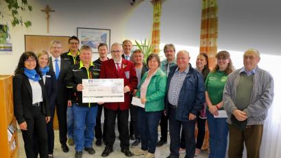 Bild: bsc
Der Vorstand der Raiffeisenbank Oberpfalz NordWest, Robert Haubner (Dritter von links), sowie die Geschäftsstellenleiter Stefan Bader (hinten, Mitte), Rita Kunz und Claudia Kraus (von links) übergaben Spenden aus dem Erlös des Gewinnsparens in Höhe von 3000 Euro an die Vereinsvertreter (von rechts) Theo Höfer, Ramona Bauer, Patricia Henze, Erwin Bächer, Edgar Wagner, Lisa Rauh, Willi Weiß, Wolfgang Härtl, Manfred Schweimer, Martin Bischof und Jürgen Kraus.