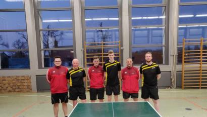 Bild: sne
Tim Halbauer (von links), Thomas Reiter, Sebastian Hering, Lukas Krauß, Thomas Zellner und Michael Macher blicken auf eine erfolgreiche Tischtennis-Saison zurück.