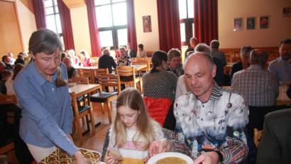 Bild: exb
Schwandorfer, die Mitglied einer Vier-Generationen-Familie sind, werden am 19. Mai vom Elisabethenheim zum sonntäglichen Mittagessen eingeladen. Voraussetzung ist, dass aus jeder Generation ein Familienmitglied mitkommt.