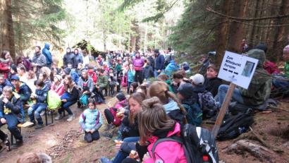 Bild: ubb
Am Fuße des Steilhangs zum Mittelpunkt-Stein sammelten sich die Kinder zur Siegerehrung und für eine kleine Verschnaufpause.