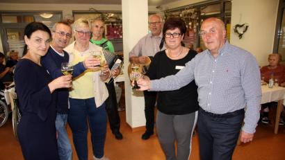 Bild: wro
Das Maifest war ein geeigneter Anlass, die neue Heimleiterin Natalja Kiel (links) willkommen zu heißen. Darauf stießen mit ihr (von links) Harald Sgonina, Martha Kuhbandner, Winfried Weiß, Harald Fleck, Pflegedienstleiterin Daniela Lang und Seniorenbeauftragter Gerhard Weber an.