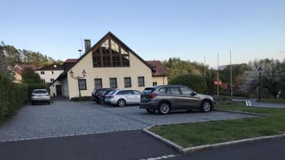 Bild: eig
Der Rathausvorplatz soll als ein Schwerpunkt der Ortsmitte aufgewertet werden. Der Gemeinderat hat als ersten Schritt eine Machbarkeitsstudie beschlossen.