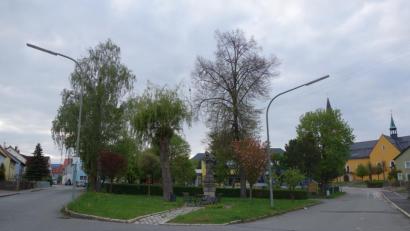 Bild: fjo
Mit einer Verkleinerung der Nepomukanlage will die Marktgemeinde den Flächenverlust im Garten der Kindertagesstätte "St. Emmeram" auffangen. Das trennende Straßenstück dazwischen soll zugleich zurückgebaut werden.