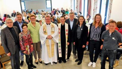 Bild: hai
Der Vorsitzende des Dorfgemeinschaftsvereins, Bernhard Walter, Architektin Eva von Chamier, die Vorsitzende des Arbeitskreises Dorferneuerung Plössen, Simone Walter, Bürgermeister Manfred Porsch, die Pfarrer Hartmut Klausfelder und Sven Grillmeier, Europaabgeordnete Monika Hohlmeier, Landtagsabgeordnete Gudrun Brendel-Fischer sowie Gerald Riedel und Lothar Winkler vom Bamberger Amt für Ländliche Entwicklung (von rechts) freuen sich über das gelungene Dorfgemeinschaftshaus.