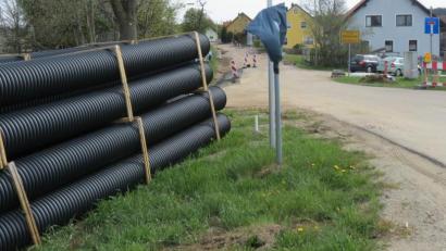 Bild: kö
Bereits im Laufen ist die Sanierung der Gemeindestraße Weberhäuser-Friedrichshäng. Dabei wird auch die Wasserleitung erneuert. Bei Gesamtkosten von 1,37 Millionen Euro werden rund 660.000 Euro bei der Stadt verbleiben.