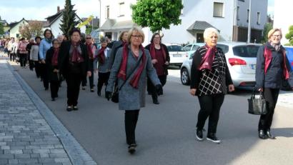 Bild: Hirsch
Die Vorsitzenden Claudia Held-Bemmerl, Gisela Jarek und Erika Obernddorfer (vorne von links) führten den Kirchenzug zum 100-jährigen Jubiläum des Frauenbundes Steinberg am See an.