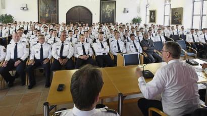 Bild: Petra Hartl
Das 73. Ausbildungsseminar mit 155 Polizeianwärtern war zur Beginn der zweieinhalbjährigen Ausbildung ins Rathaus gekommen. Dort richteten am Podium Bürgermeister Michael Göth (Mitte), Abteilungschef Ludwig Härtl (links) und Seminarleiter Thomas Scherer Worte an die Uniformträger.