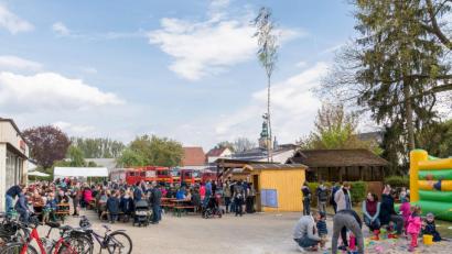 Bild: u
Seit nahezu 40 Jahren eröffnet die Freiwillige Feuerwehr am 1. Mai die Hirschauer Festl-Saison. Dank des guten Wetters gab es ab dem späten Vormittag bis in die Abendstunden wieder einen großen Gästeandrang im Feuerwehrhof. Entsprechend groß war die Nachfrage nach Speisen und Getränken. Die Kinder tummelten sich auf dem weißen Quarzsandberg (r.) oder sprangen nach Herzenslust in der Hüpfburg.
