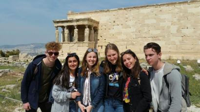 Bild: Madlen Raub/exb
Sie reisten im Auftrag ihrer Schule nach Athen (von links): Simon Weinfurtner, Dora Kezer, Celina Fink, Natalia Matula, Marlene Dömel und Michael Ehrnsperger. Im Hintergrund ist die Akropolis zu sehen.