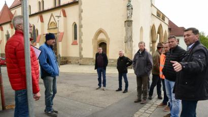 Bild: bey
Der Weg zur Zottbachtalschule soll für die Kinder sicherer werden. Zwischen dem Museum (links) und der Stadtpfarrkirche sollen Markierungen den Weg für die Kinder, auch entlang des Gotteshauses, markieren. Dazu wird nochmals die Polizeiinspektion Vohenstrauß beteiligt.