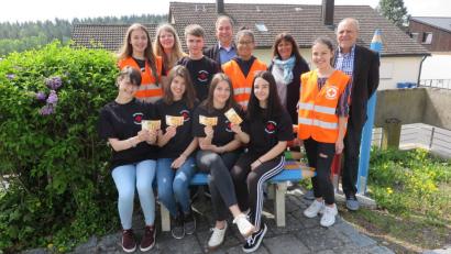 Bild: exb
Die Schüler übergeben mit Schulleiter Peter Schobert und der Betreuerin des Schul-Sanitätsdienstes, Janine Hoffmann, eine Spende an Holger Hassel, den Leiter des Kinderdorfs Immenreuth.