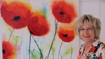 Bild: do
Künstlerin Irene Ehemann vor ihrem Lieblingsmotiv, der Mohnblume.