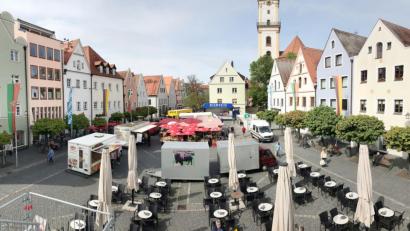 Bild: Gabi Schönberger
Ungewohnter Anblick. Wegen der Sanierungsarbeiten am Alten Rathaus weichen fünf Marktstände auf den Oberen Markt aus. Den meisten Kunden gefällt's.