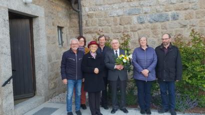 Bild: fz
Der Pfarrgemeinderat gratuliert Pfarrer Andreas Hanauer zum 75. Geburtstag. Mit dabei Pfarrhaushälterin Amalia Weidner (dritte von links).